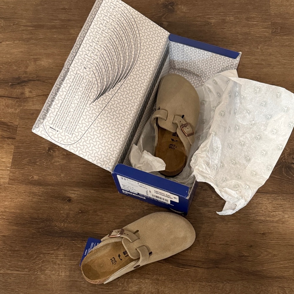 Birkenstock Kids Tan Suede clogs